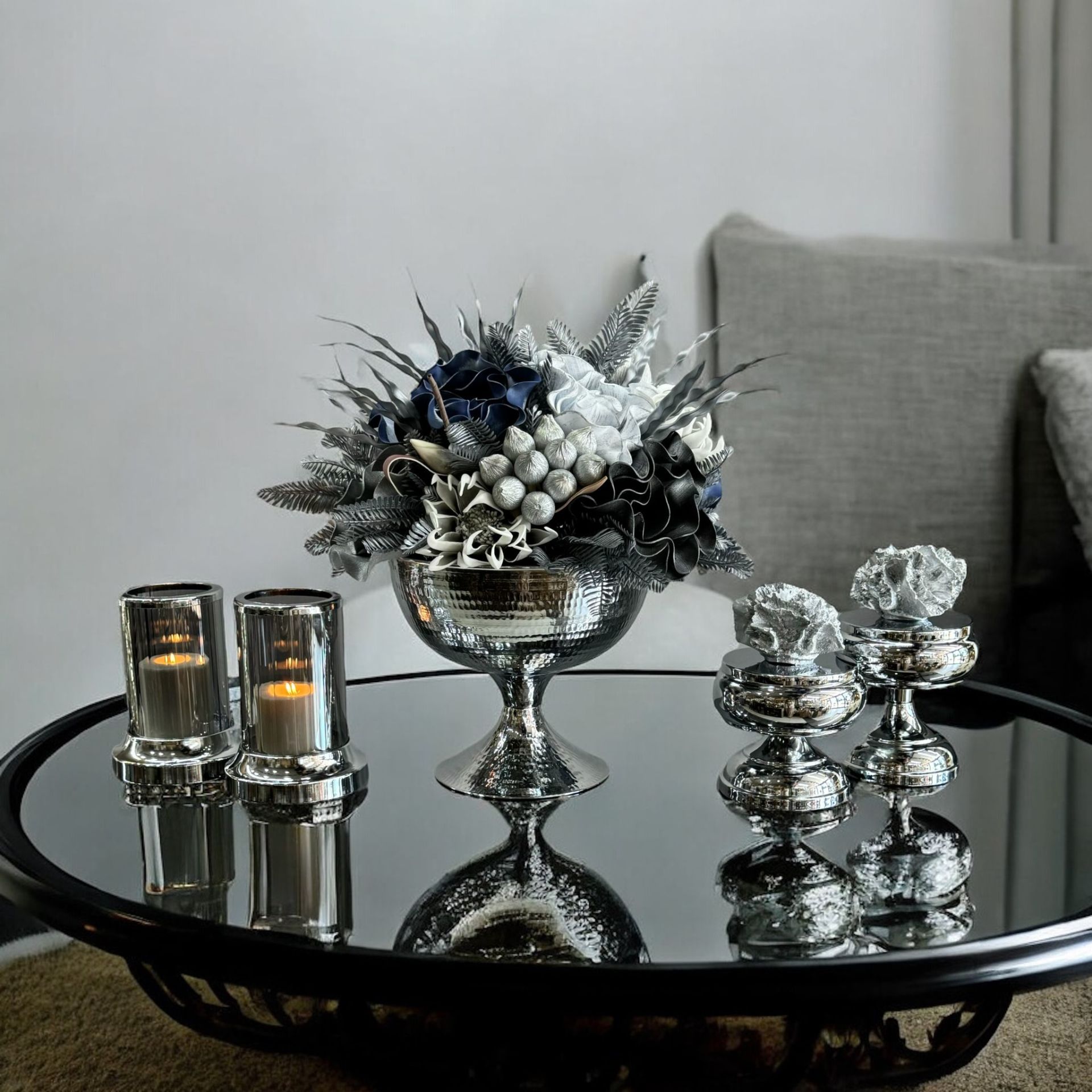 Dekoratif Darbeli Saksı Çiçek Aranjmanı & 2'li Mercan Ayaklı Kutu & 2'li Mumluk 5 Parça Set Gümüş