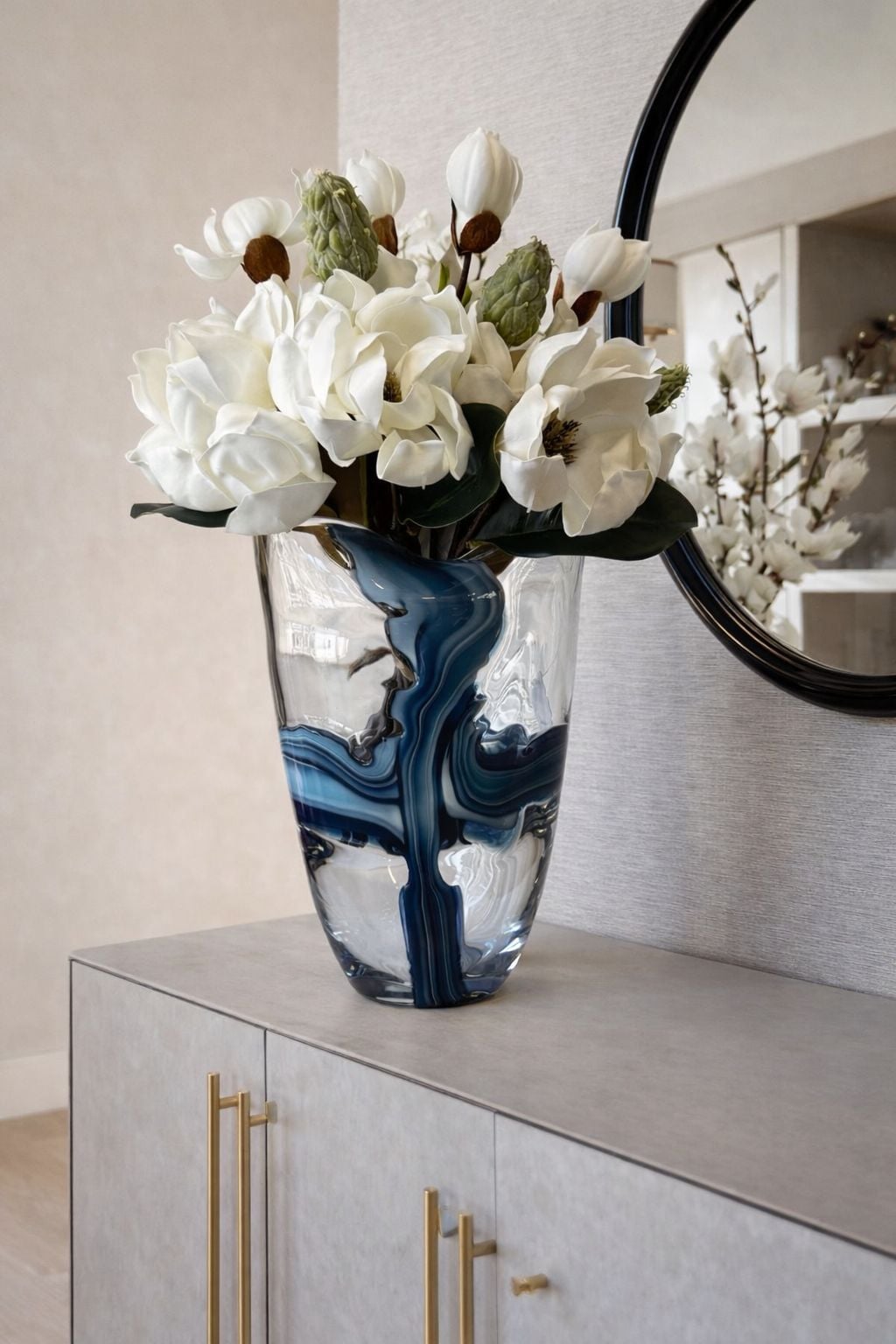 Mavi Akış Vazo Kaktüslü Manolya Aranjmanı 4'lü – Uzun