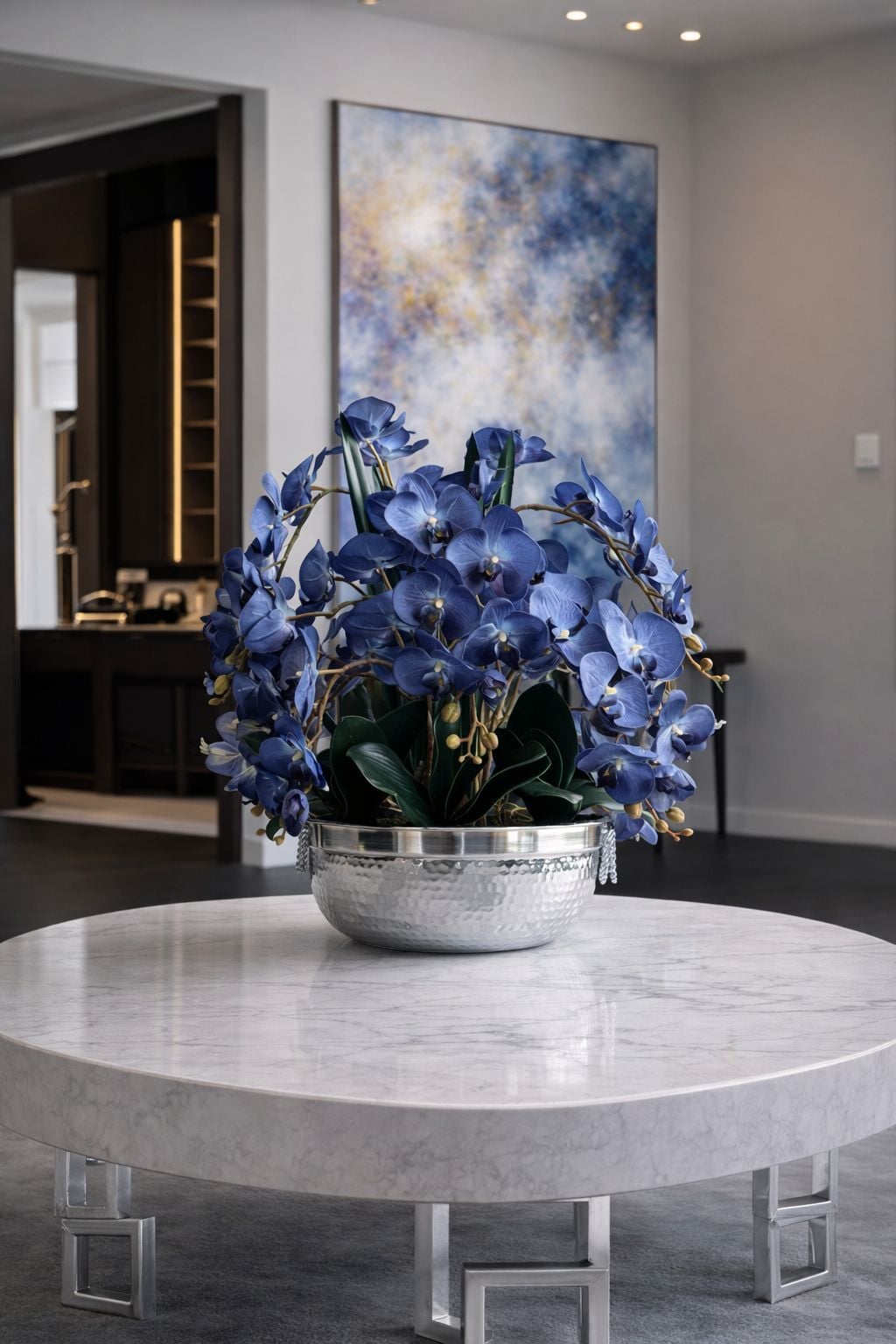 Premium Mavi Islak Orkide Aranjmanı – Gümüş 6’lı Darbeli Kulplu Vazo