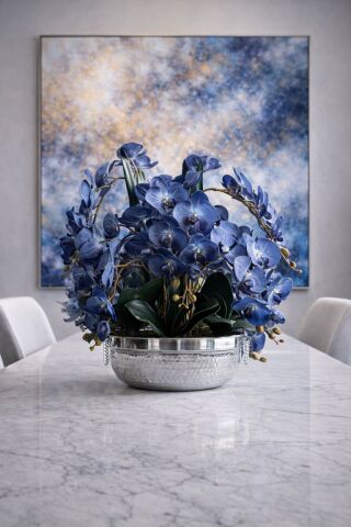 Premium Mavi Islak Orkide Aranjmanı – Gümüş 6’lı Darbeli Kulplu Vazo