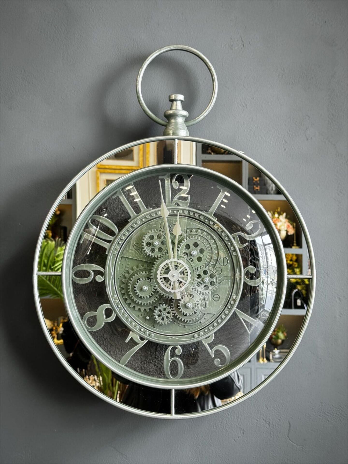 Kulplu Dekoratif Duvar Saati – Gümüş/Yeşil